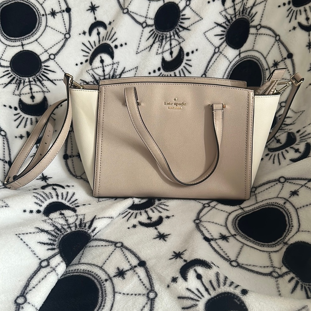 This purse is perfect for any season. You can wear it to work or going out.
